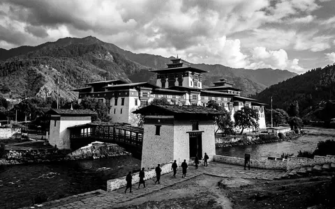 Schwarzweiss-Reportagebild vom Wahrzeichen Punakha Dzong in Punakha Bhutan, dokumentarische Reisefotografie mit starken Kontrasten - Foto: THN