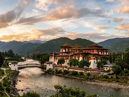 Fotorealistische Panoramaaufnahme von Punakha Dzong in Punakha Bhutan, warmes Abendlicht auf Wahrzeichen - Foto: THN