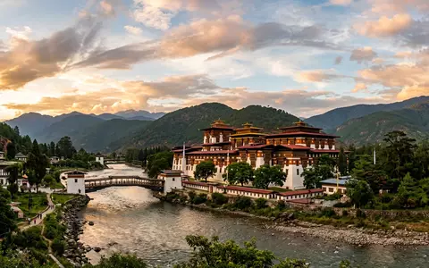 Fotorealistische Panoramaaufnahme von Punakha Dzong in Punakha Bhutan, warmes Abendlicht auf Wahrzeichen - Foto: THN