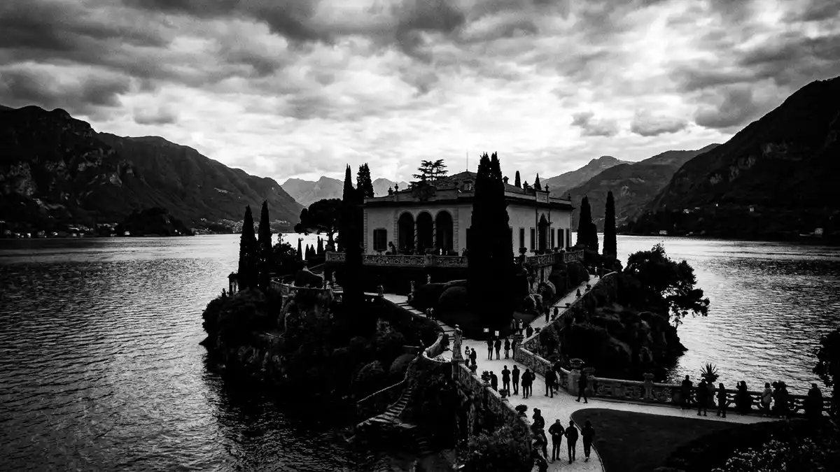 Schwarzweiss-Reportage vom Wahrzeichen Villa del Balbianello in Lenno, Italien