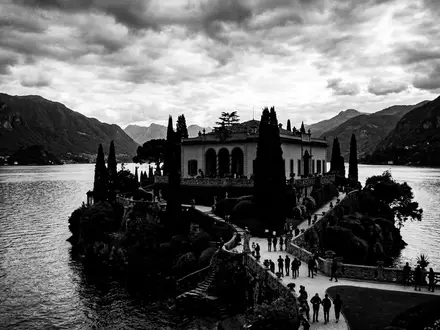 Schwarzweiss-Reportagebild vom Wahrzeichen Villa del Balbianello in Lenno Italien, dokumentarische Reisefotografie mit starken Kontrasten - Foto: THN