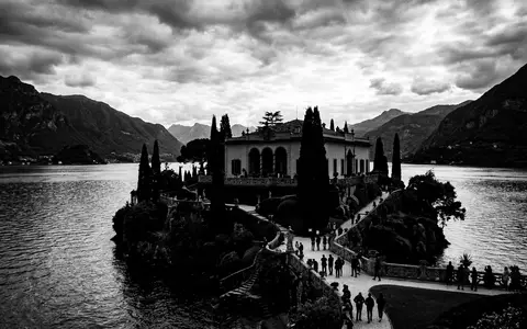 Schwarzweiss-Reportagebild vom Wahrzeichen Villa del Balbianello in Lenno Italien, dokumentarische Reisefotografie mit starken Kontrasten - Foto: THN