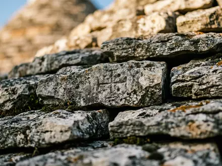 Extreme Makroaufnahme eines Materialdetails am Wahrzeichen Trulli von Alberobello in Alberobello Italien, taktile Struktur und - Foto: THN