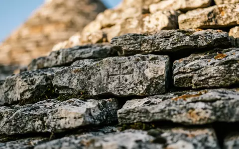 Extreme Makroaufnahme eines Materialdetails am Wahrzeichen Trulli von Alberobello in Alberobello Italien, taktile Struktur und - Foto: THN