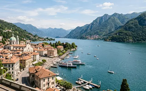Editorialbild im Reisemagazin-Stil vom Wahrzeichen Comer See in Como Italien, ausgewogene Bildgestaltung und natuerliches Umgebungslicht - Foto: THN