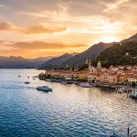 Fotorealistische Panoramaaufnahme von Comer See in Como Italien, warmes Abendlicht auf Wahrzeichen - Foto: THN