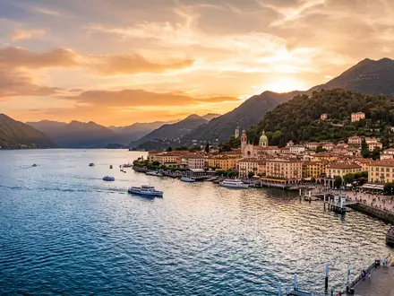 Fotorealistische Panoramaaufnahme von Comer See in Como Italien, warmes Abendlicht auf Wahrzeichen - Foto: THN