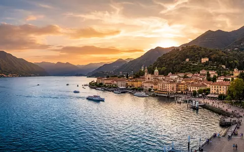 Fotorealistische Panoramaaufnahme von Comer See in Como Italien, warmes Abendlicht auf Wahrzeichen - Foto: THN
