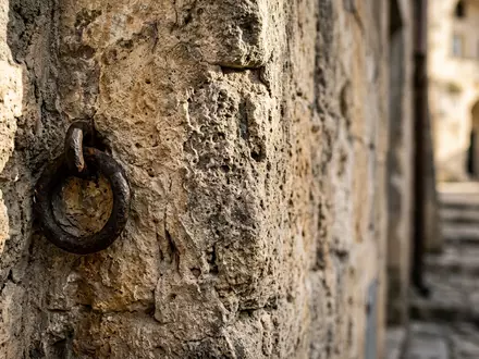 Extreme Makroaufnahme eines Materialdetails am Wahrzeichen Sassi di Matera in Matera Italien, taktile Struktur und - Foto: THN