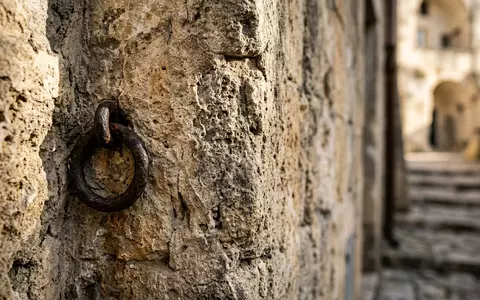 Extreme Makroaufnahme eines Materialdetails am Wahrzeichen Sassi di Matera in Matera Italien, taktile Struktur und - Foto: THN