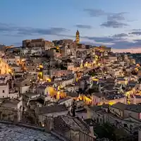 Editorialbild im Reisemagazin-Stil vom Wahrzeichen Sassi di Matera in Matera Italien, ausgewogene Bildgestaltung und natuerliches - Foto: THN