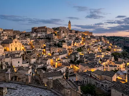 Editorialbild im Reisemagazin-Stil vom Wahrzeichen Sassi di Matera in Matera Italien, ausgewogene Bildgestaltung und natuerliches - Foto: THN