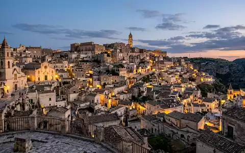 Editorialbild im Reisemagazin-Stil vom Wahrzeichen Sassi di Matera in Matera Italien, ausgewogene Bildgestaltung und natuerliches - Foto: THN