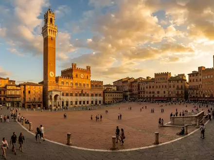 Fotorealistische Panoramaaufnahme von Piazza del Campo Siena in Siena Italien, warmes Abendlicht auf Wahrzeichen - Foto: THN