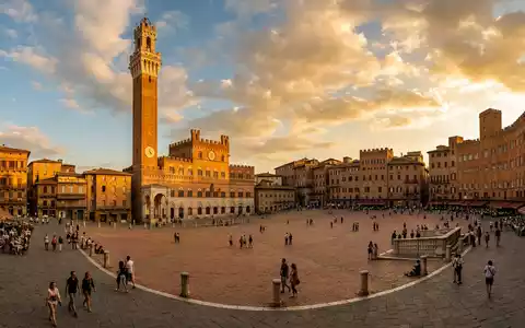 Fotorealistische Panoramaaufnahme von Piazza del Campo Siena in Siena Italien, warmes Abendlicht auf Wahrzeichen - Foto: THN