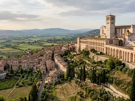 Editorialbild im Reisemagazin-Stil vom Wahrzeichen Basilica San Francesco Assisi in Assisi Italien, ausgewogene Bildgestaltung und - Foto: THN