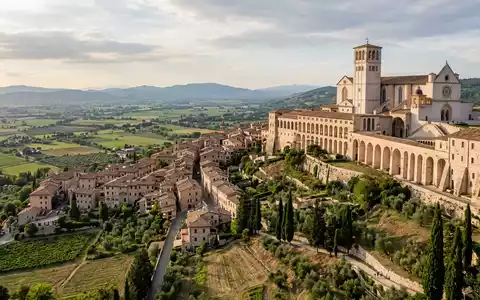 Editorialbild im Reisemagazin-Stil vom Wahrzeichen Basilica San Francesco Assisi in Assisi Italien, ausgewogene Bildgestaltung und - Foto: THN