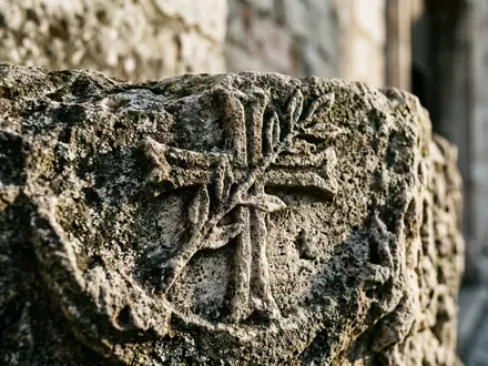Extreme Makroaufnahme eines Materialdetails am Wahrzeichen Basilica San Francesco Assisi in Assisi Italien, taktile Struktur - Foto: THN