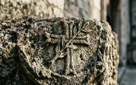 Extreme Makroaufnahme eines Materialdetails am Wahrzeichen Basilica San Francesco Assisi in Assisi Italien, taktile Struktur - Foto: THN