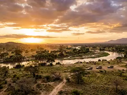 Fotorealistische Panoramaaufnahme von Nyerere-Nationalpark in Morogoro Tansania, warmes Abendlicht auf Wahrzeichen im Reisemotiv - Foto: THN