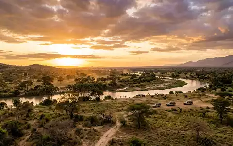 Fotorealistische Panoramaaufnahme von Nyerere-Nationalpark in Morogoro Tansania, warmes Abendlicht auf Wahrzeichen im Reisemotiv - Foto: THN