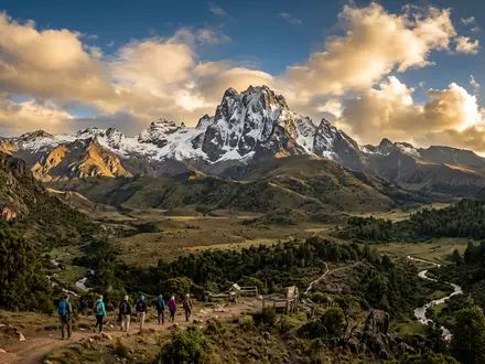 Fotorealistische Panoramaaufnahme von Mount-Kenya-Nationalpark in Nanyuki Kenia, warmes Abendlicht auf Wahrzeichen im Reisemotiv - Foto: THN