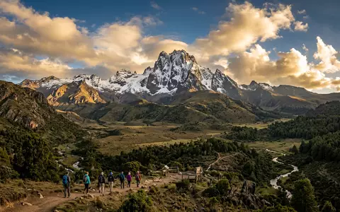 Fotorealistische Panoramaaufnahme von Mount-Kenya-Nationalpark in Nanyuki Kenia, warmes Abendlicht auf Wahrzeichen im Reisemotiv - Foto: THN