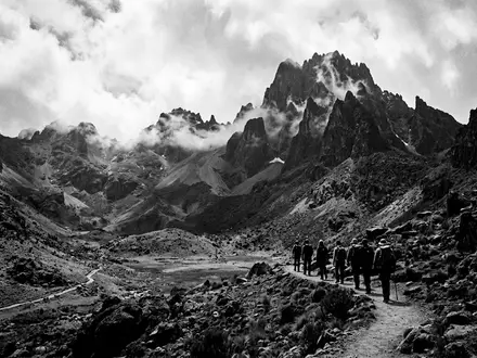 Schwarzweiss-Reportagebild vom Wahrzeichen Mount-Kenya-Nationalpark in Nanyuki Kenia, dokumentarische Reisefotografie mit starken Kontrasten - Foto: THN