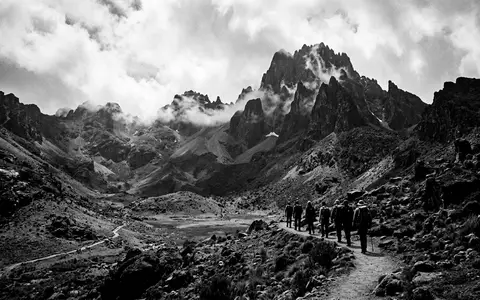 Schwarzweiss-Reportagebild vom Wahrzeichen Mount-Kenya-Nationalpark in Nanyuki Kenia, dokumentarische Reisefotografie mit starken Kontrasten - Foto: THN