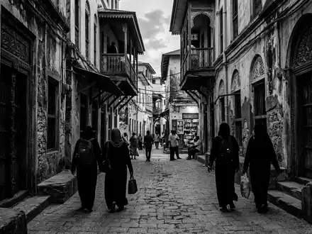 Schwarzweiss-Reportagebild vom Wahrzeichen Stone Town Sansibar in Sansibar Tansania, dokumentarische Reisefotografie mit starken Kontrasten - Foto: THN
