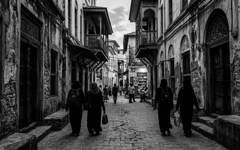 Schwarzweiss-Reportagebild vom Wahrzeichen Stone Town Sansibar in Sansibar Tansania, dokumentarische Reisefotografie mit starken Kontrasten - Foto: THN