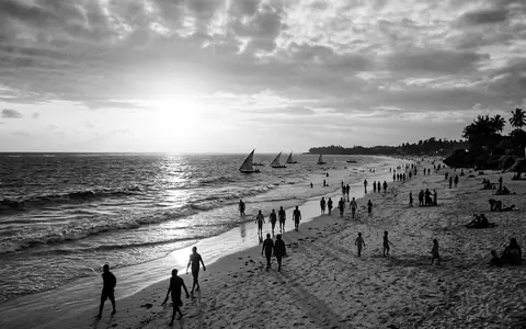 Schwarzweiss-Reportagebild vom Wahrzeichen Diani Beach in Ukunda Kenia, dokumentarische Reisefotografie mit starken Kontrasten - Foto: THN