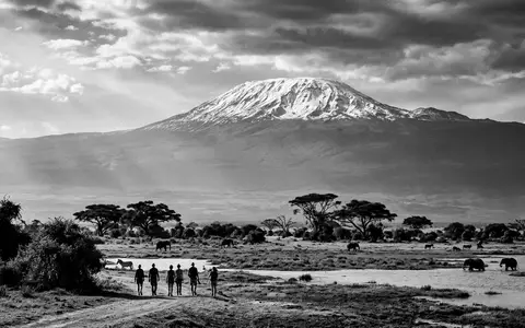 Schwarzweiss-Reportagebild vom Wahrzeichen Amboseli-Nationalpark in Amboseli Kenia, dokumentarische Reisefotografie mit starken Kontrasten - Foto: THN