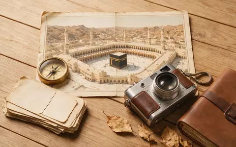 Flatlay-Reise-Arrangement rund um Al-Haram-Moschee Mekka in Mekka Saudi-Arabien, Karte Kompass Kamera und generische Reiserequisiten - Foto: THN