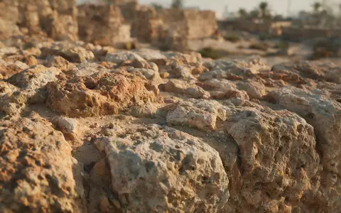 Extreme Makroaufnahme eines Materialdetails am Wahrzeichen Bahrain Fort in Manama Bahrain, taktile Struktur und weiches - Foto: THN