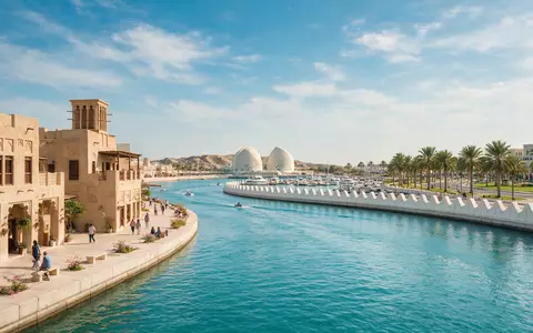 Editorialbild im Reisemagazin-Stil vom Wahrzeichen Katara Cultural Village in Doha Katar, ausgewogene Bildgestaltung und natuerliches - Foto: THN