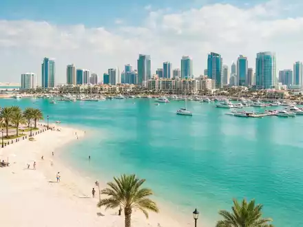 Editorialbild im Reisemagazin-Stil vom Wahrzeichen The Pearl Doha in Doha Katar, ausgewogene Bildgestaltung und natuerliches - Foto: THN