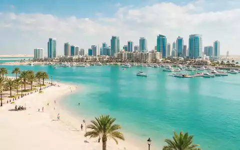 Editorialbild im Reisemagazin-Stil vom Wahrzeichen The Pearl Doha in Doha Katar, ausgewogene Bildgestaltung und natuerliches - Foto: THN
