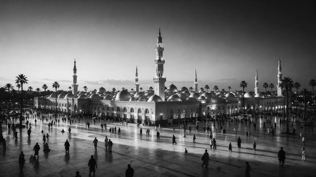 Schwarzweiss-Reportage vom Wahrzeichen Prophetenmoschee Medina in Medina, Saudi-Arabien