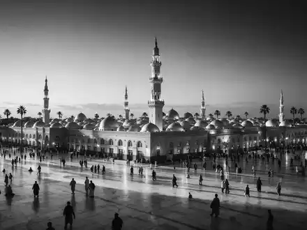 Schwarzweiss-Reportagebild vom Wahrzeichen Prophetenmoschee Medina in Medina Saudi-Arabien, dokumentarische Reisefotografie mit starken Kontrasten - Foto: THN