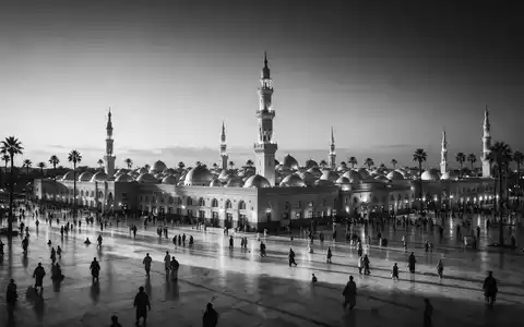Schwarzweiss-Reportagebild vom Wahrzeichen Prophetenmoschee Medina in Medina Saudi-Arabien, dokumentarische Reisefotografie mit starken Kontrasten - Foto: THN