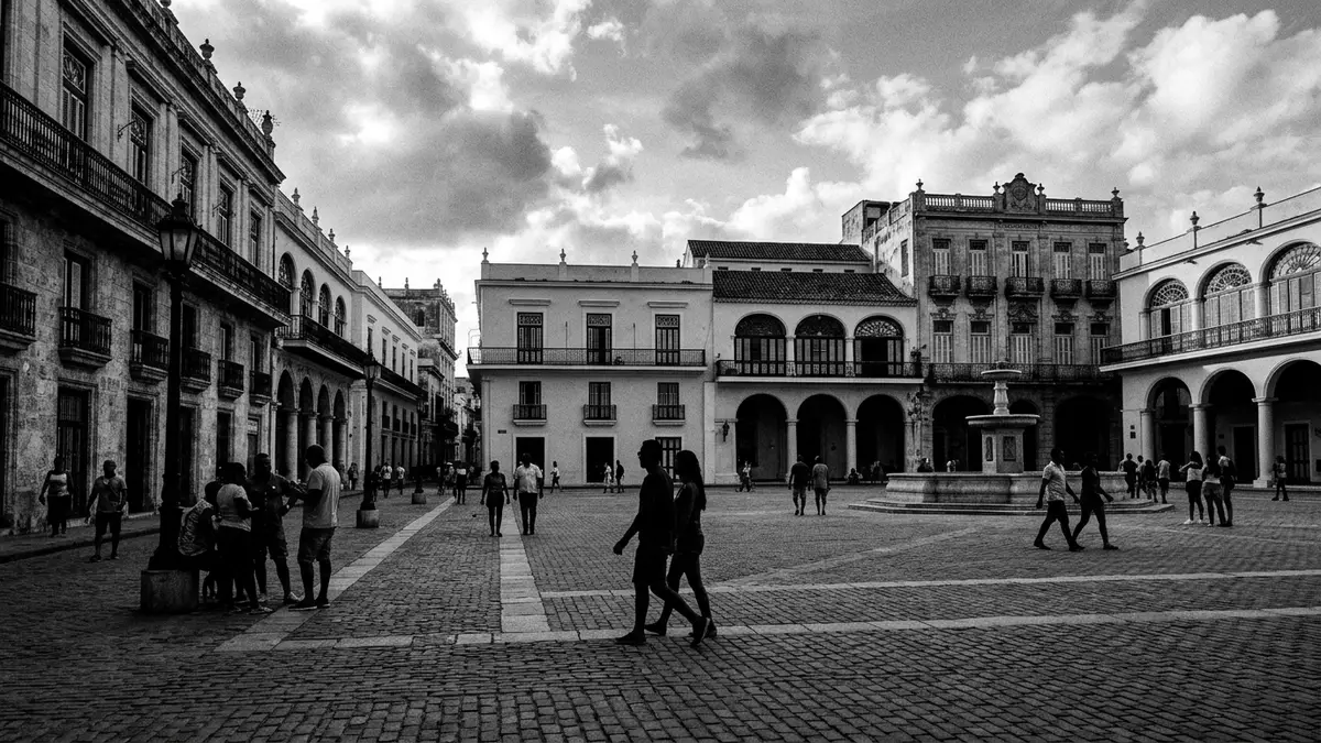 Schwarzweiss-Reportage vom Wahrzeichen Plaza Vieja Havanna in Havanna, Kuba