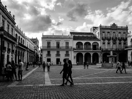 Schwarzweiss-Reportagebild vom Wahrzeichen Plaza Vieja Havanna in Havanna Kuba, dokumentarische Reisefotografie mit starken Kontrasten - Foto: THN