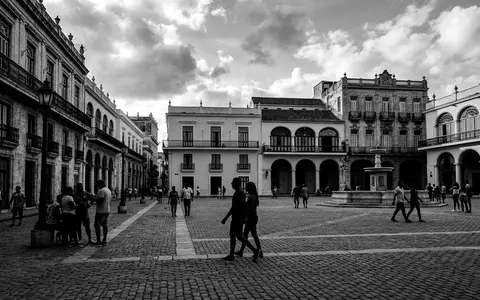 Schwarzweiss-Reportagebild vom Wahrzeichen Plaza Vieja Havanna in Havanna Kuba, dokumentarische Reisefotografie mit starken Kontrasten - Foto: THN