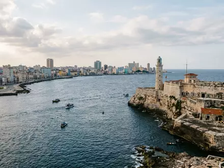 Editorialbild im Reisemagazin-Stil vom Wahrzeichen Castillo del Morro Havanna in Havanna Kuba, ausgewogene Bildgestaltung und - Foto: THN