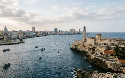 Editorialbild im Reisemagazin-Stil vom Wahrzeichen Castillo del Morro Havanna in Havanna Kuba, ausgewogene Bildgestaltung und - Foto: THN