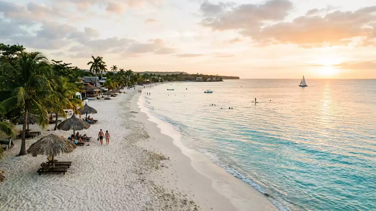 Editorial-Reisemagazinbild vom Wahrzeichen Seven Mile Beach in Negril, Jamaika