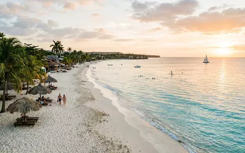 Editorialbild im Reisemagazin-Stil vom Wahrzeichen Seven Mile Beach in Negril Jamaika, ausgewogene Bildgestaltung und natuerliches - Foto: THN