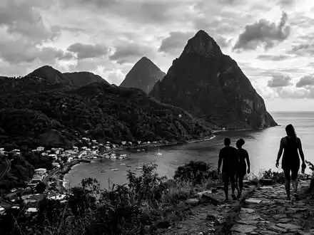 Schwarzweiss-Reportagebild vom Wahrzeichen Pitons St. Lucia in Soufriere St. Lucia, dokumentarische Reisefotografie mit starken Kontrasten - Foto: THN