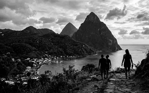 Schwarzweiss-Reportagebild vom Wahrzeichen Pitons St. Lucia in Soufriere St. Lucia, dokumentarische Reisefotografie mit starken Kontrasten - Foto: THN